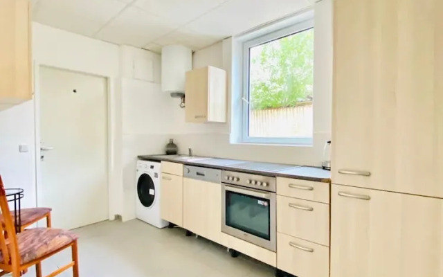 Stylish Shared 3-Bedroom Stay Near City