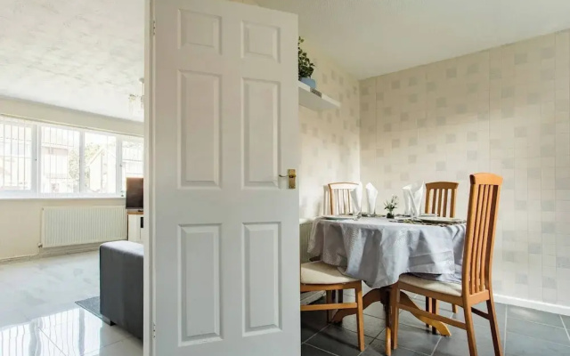 2 Bedroom Holiday Home Eith 3 Beds & Sofa Bed Near Manchester City Stadium