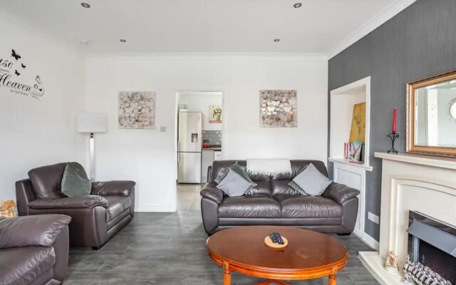 Captivating 2-bed House in Hamilton With Jacuzzi