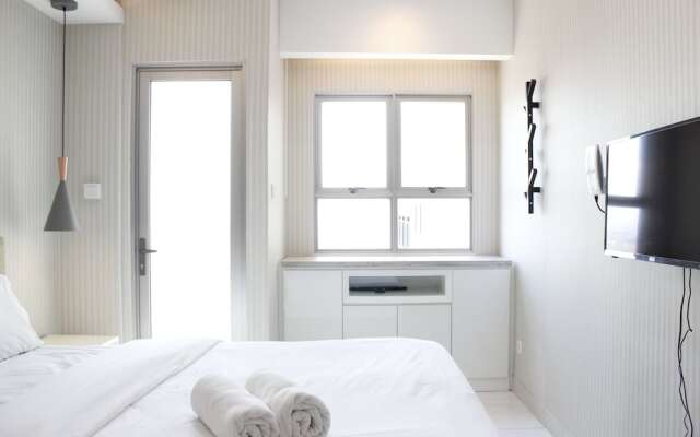 Gorgeous Studio at Mekarwangi Square Apartment with Mountain View