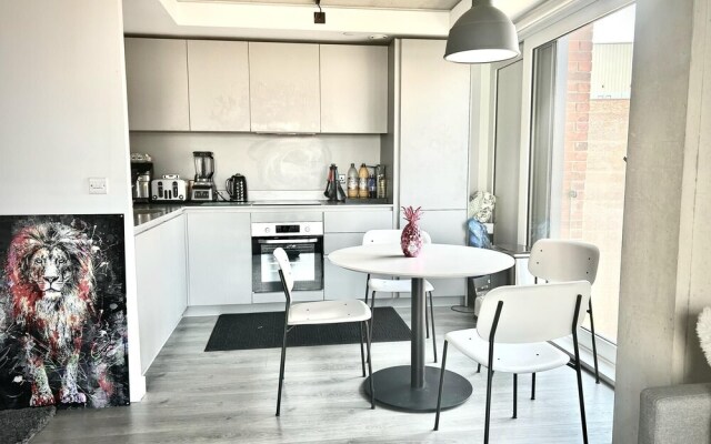 Captivating 2-bed Skyview Apartment in Leeds