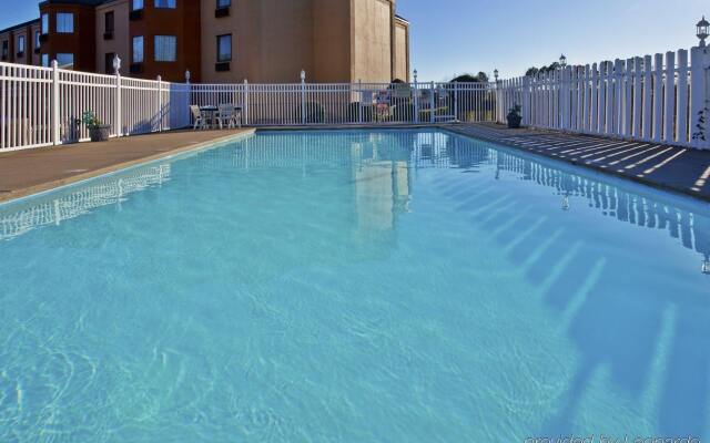 Holiday Inn Express Hotel & Suites Spence Lane by IHG