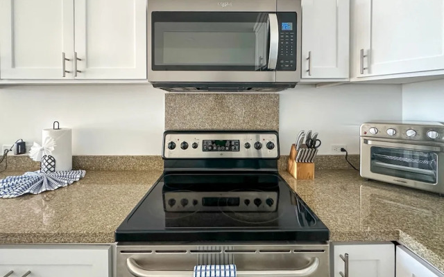 Steps to Sandy Beach Pool Renovated 2BR Condo