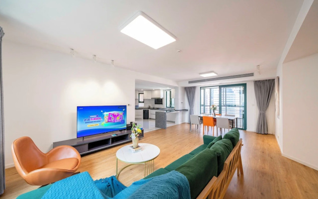 Tyms 4BR 2BA Apt Novel Garden