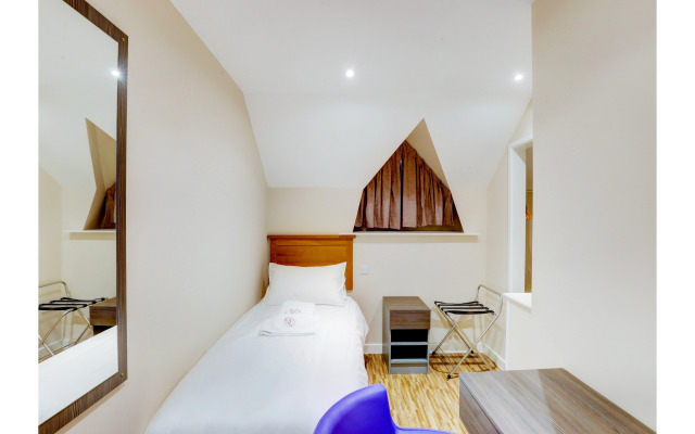 Gissons Hotel by OYO Rooms