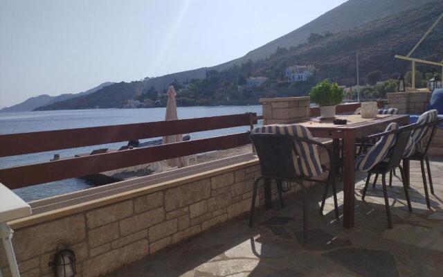 Symi . VILLA CALME (Sur la Mer).