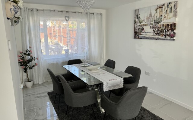 Modern 3-bed Hideaway Near Westgate With Parking