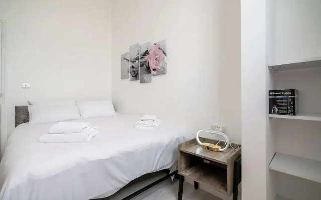 Cozy 2-Bedroom Flat in West London