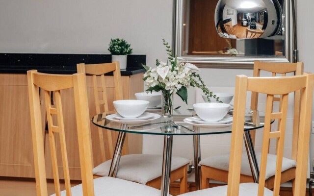 The Herringbone - 3 Bed With Parking Pet Friendly
