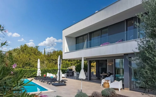 Villa Luxor With Heated Pool