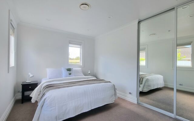 Cheerful 5 - Bedroom Home - Free Parking