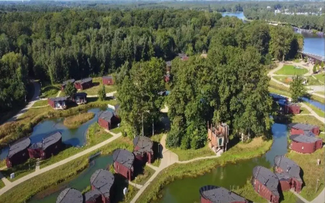 Bungalow With Pool Access