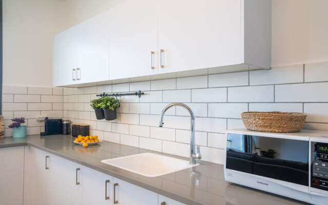 Stylish Seaside Escape with Balcony by Sea N' Rent