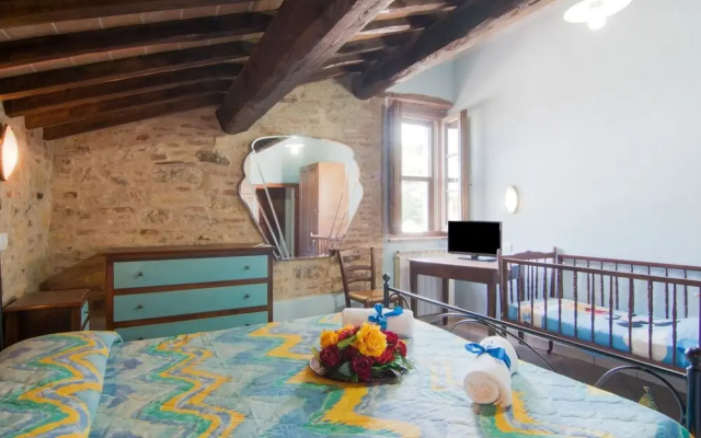 Farmhouse by Lake Trasimeno With Pool