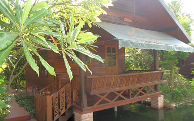 Baansuan Amphawan Resort