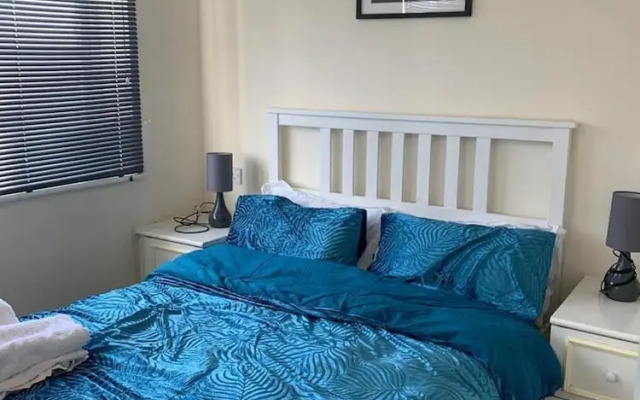 Charming 2-bed House in London