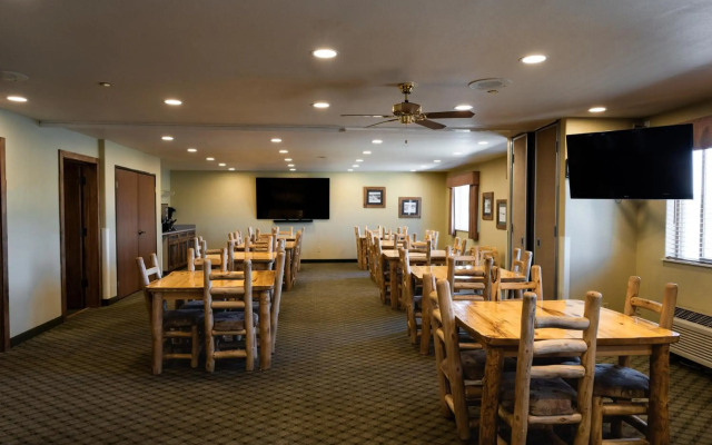 Pinedale Hotel & Suites