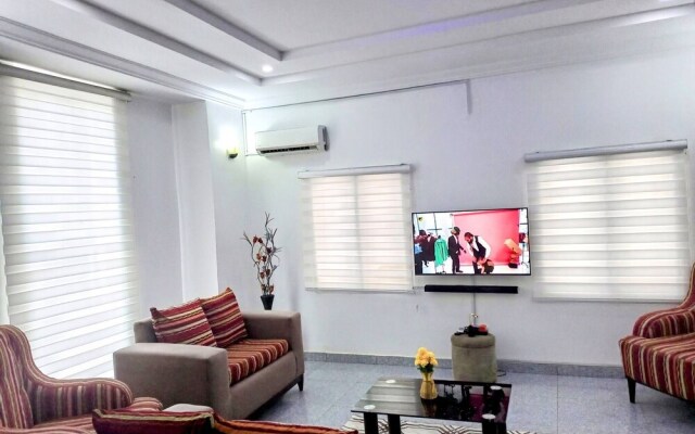 Lovely 2-bedroom Serviced Apartment With a Balcony