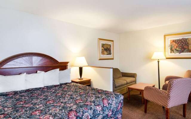 Econo Lodge Inn & Suites