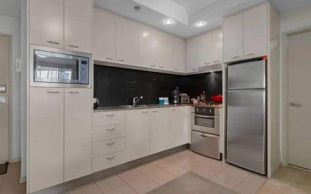2BR Stunning Views CBD Pool Gym Netflix