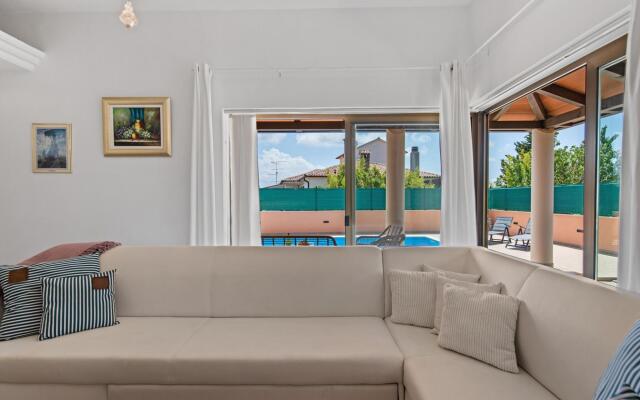 Lovely Holiday Home With Pool,covered Terrace and Outdoor Kitchen