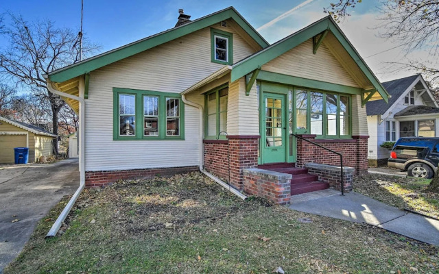 Family-friendly Des Moines Retreat w/ Patio!