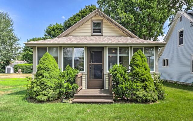 'grandma's Cottage' w/ Sunroom: Walk to Beach