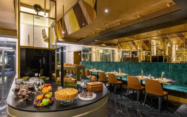Emerald Downtown Suites