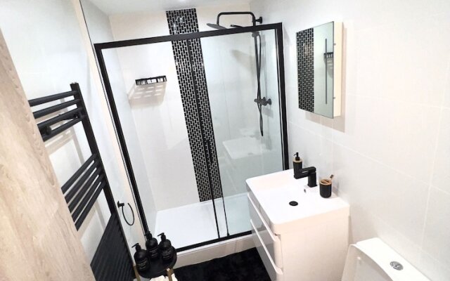 City Centre 1-bed Apartment in Preston With Sky