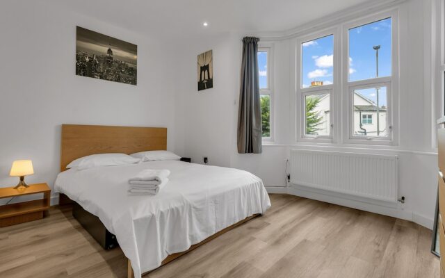 Charming 2-bed Apartment in South West London