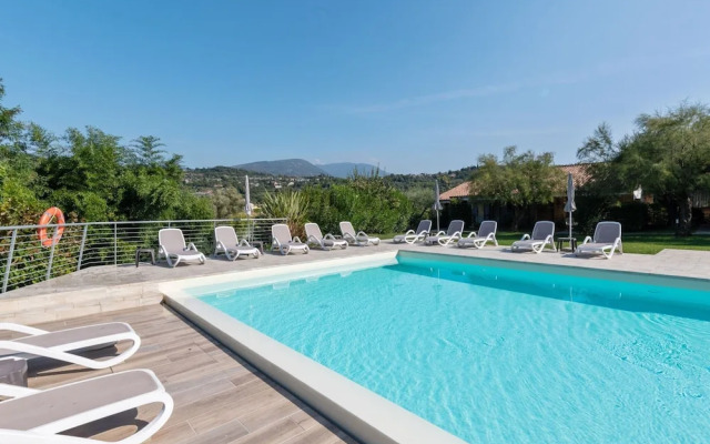 Comfortable Apartment in Garda With Swimming Pool