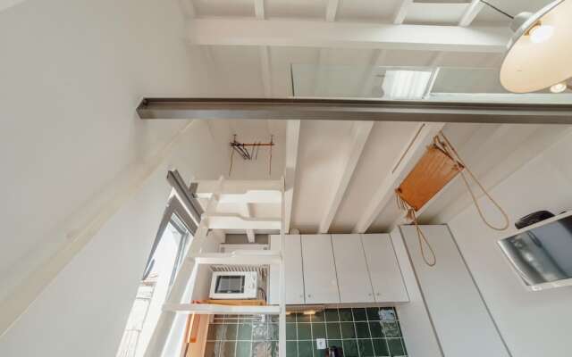 Mezzanine Stylish Apartment P by Vacationy