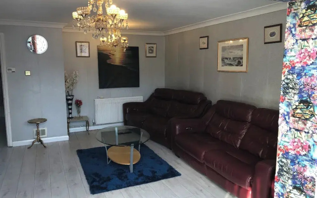 Lovely 3-bed House in Farnham Royal Slough