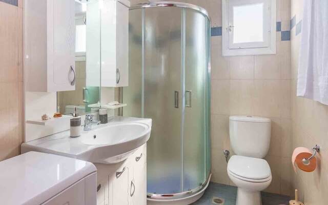 Spacious 2 Bedroom House with Fantastic Yard