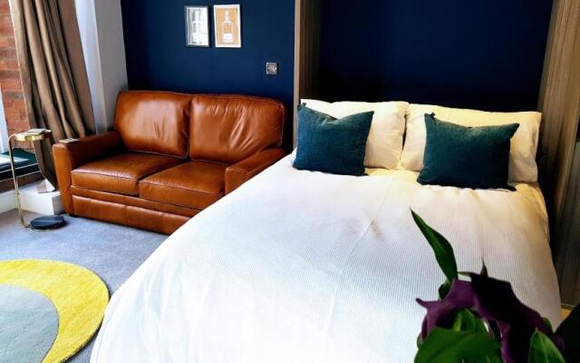 Cocoa Lily - River fronted studio with secure parking
