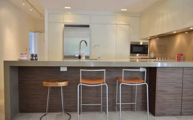 Luxurious 3 Bedroom Apartment With Parking Near CBD