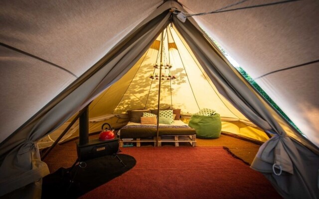 Cosy Wooden Cabin and Bell Tent in Leafy Budapest