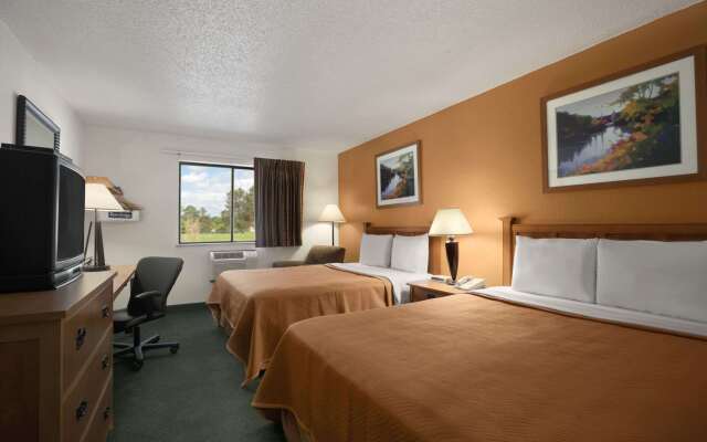 Travelodge by Wyndham Muskegon