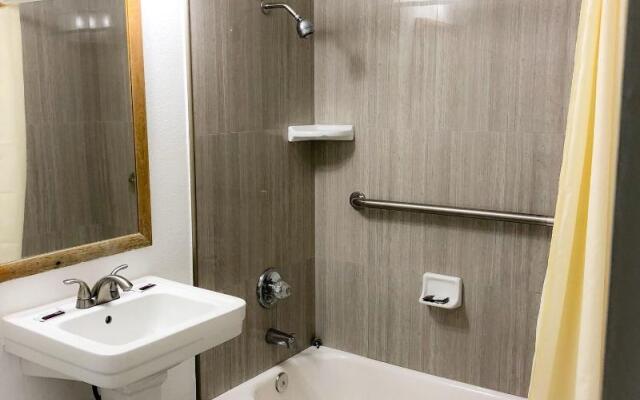 Casa Blanca Inn & Suites