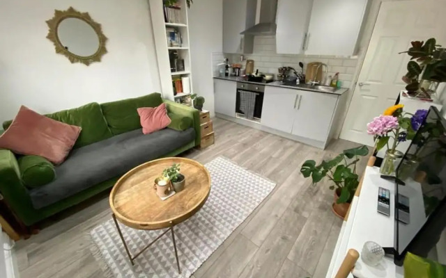 Private Apartment - Free Wifi, Parking, No Deposit