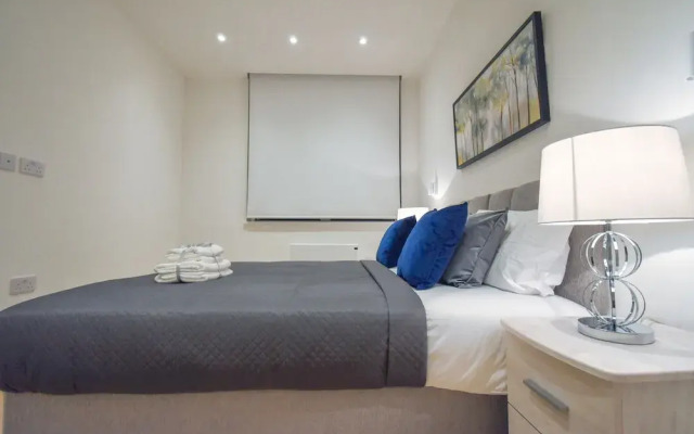 Silbury MK City Apartment With Parking