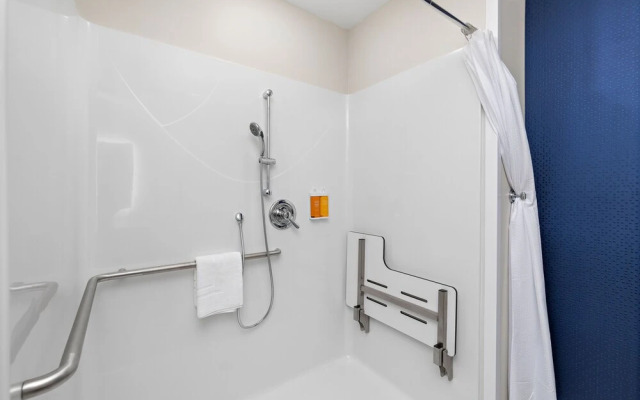 Holiday Inn Express Kansas City North Parkville An IHG Hotel