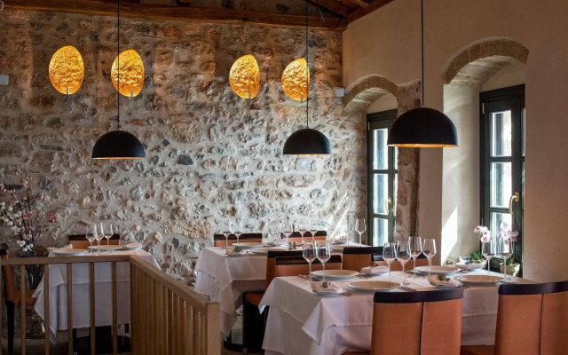 Moni Emvasis Luxury Suites