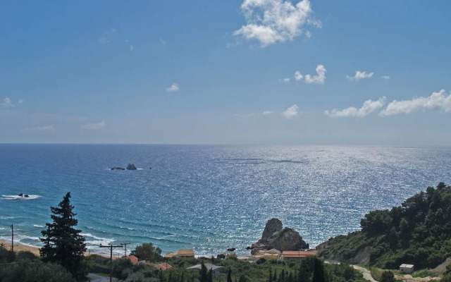 Pelekas Beach, Studio Apartments With a Pool