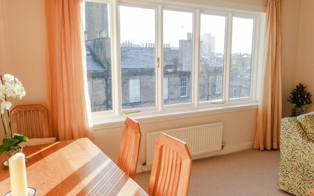 Sophisticated Edinburgh Apartment in City Centre