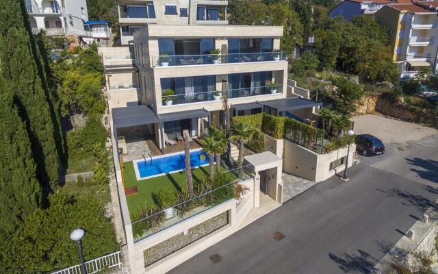 Luxury apartment with private swimming pool ,15m distant from the beach