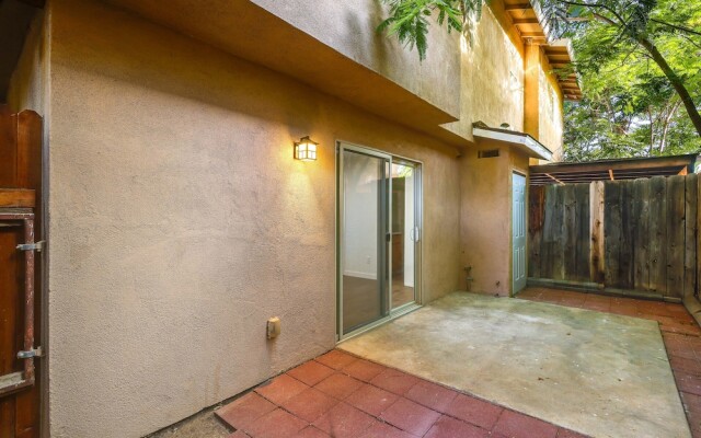 Convenient Bakersfield Townhome With Patio!