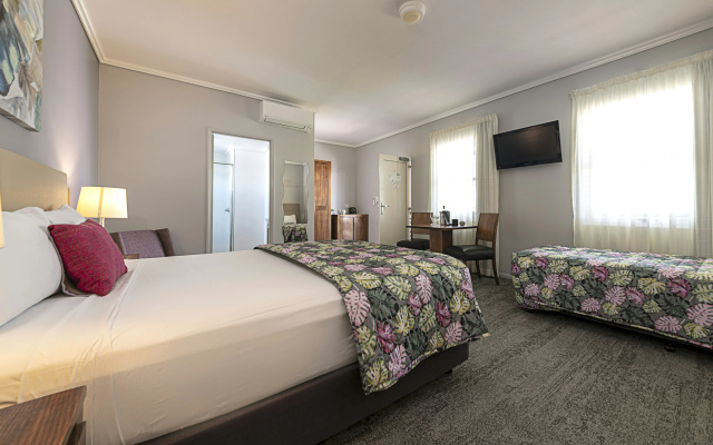 Coachman's Inn Warwick – Guest Rooms – Warwick