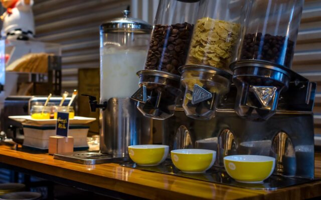 YELLO Hotel Jemursari Surabaya