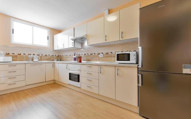 YELLOW 3 bedroom large apartment for 10 guests